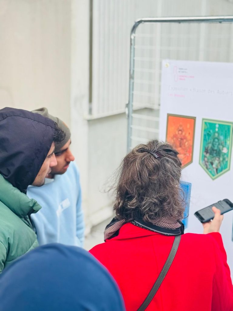Dans le cadre de la formation insertion professionnelle, la formatrice échange avec les salariés sur les oeuvres d'art qu'ils regardent