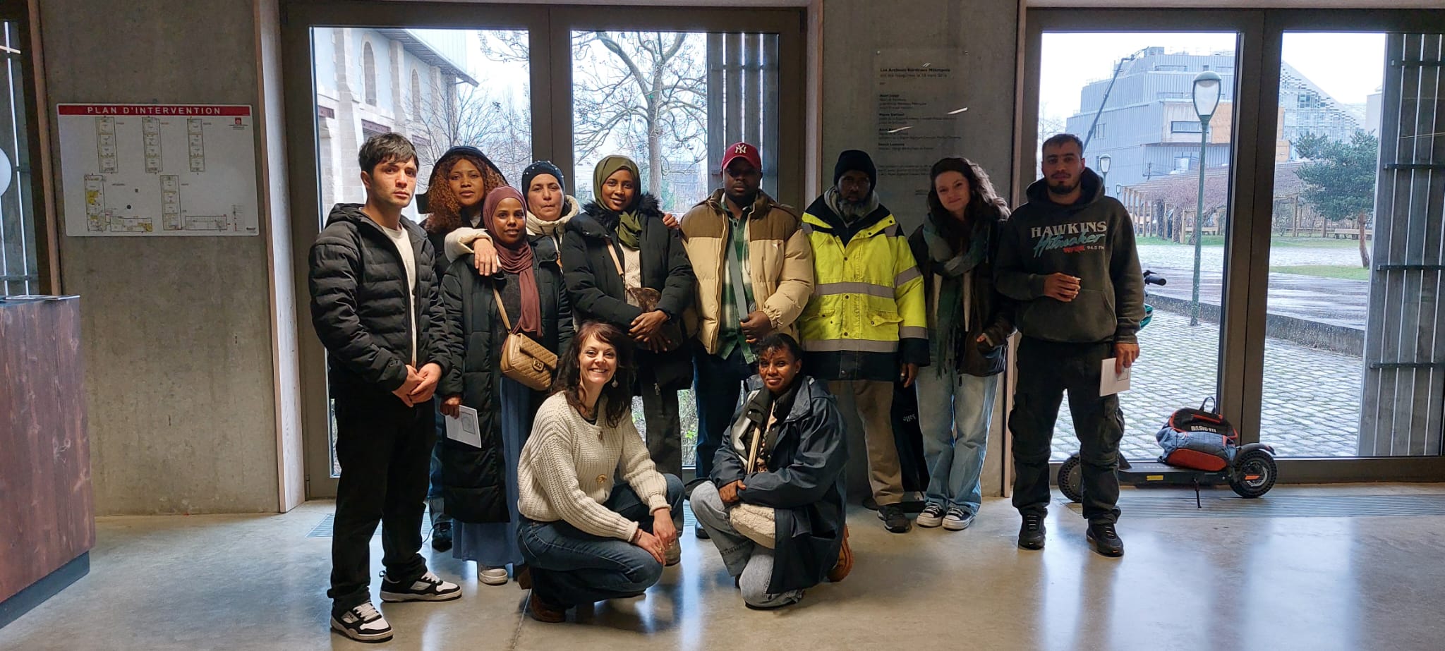 Les salariés de la Régie de quartier Habiter Bacalan visitent l'exposition sur l'histoire des déchets des Archives de Bordeaux Métropole